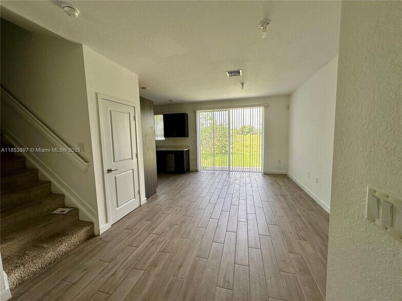 Building Photo - 1092 SE 23rd Ave