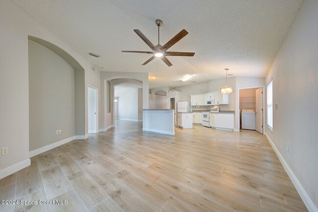 Building Photo - 1085 Sedgewood Cir