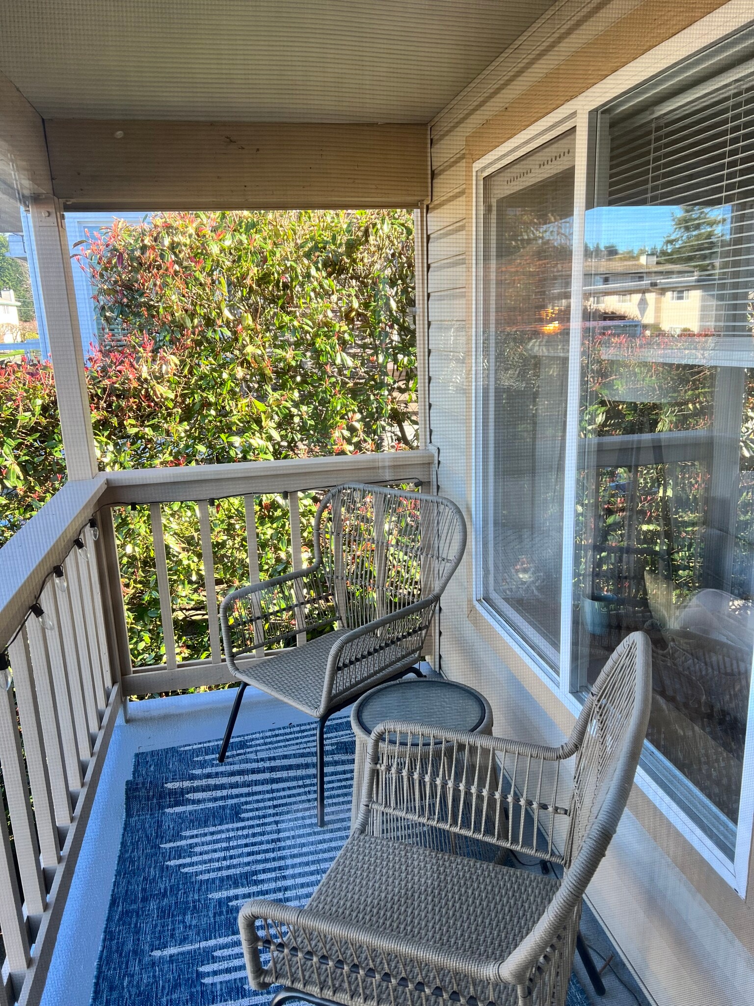 Private balcony in front - 610 Glen St