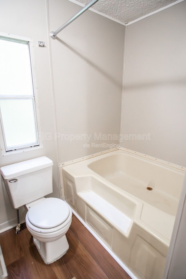 Building Photo - 821 Hillvale Rd