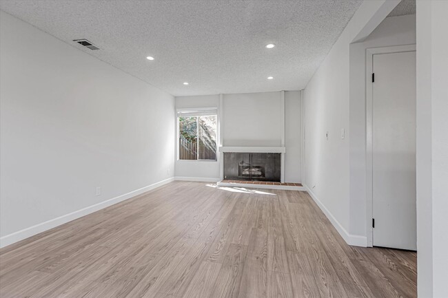 Building Photo - Fully Renovated, 4 Bedroom Townhome Availa...