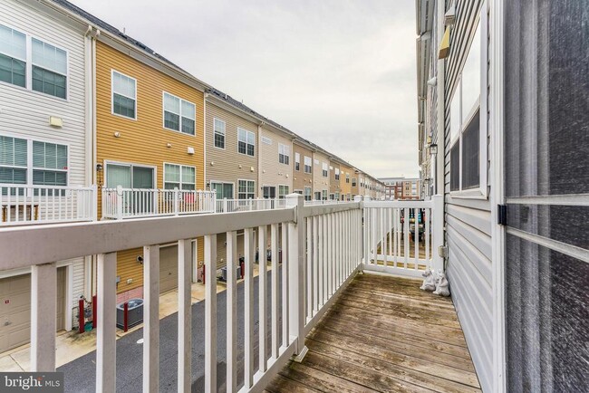 Building Photo - 7203 Silver Thorn Way