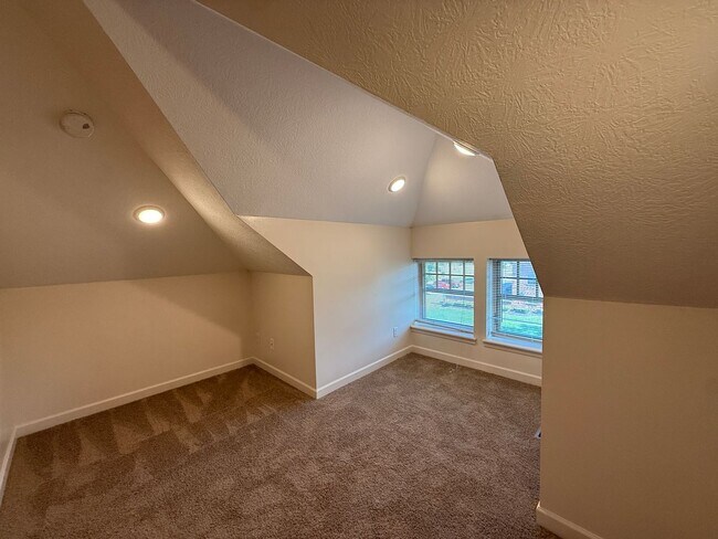 Building Photo - 211 E Lane Ave