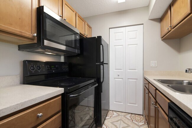 Building Photo - 221 Lake Brook Cir