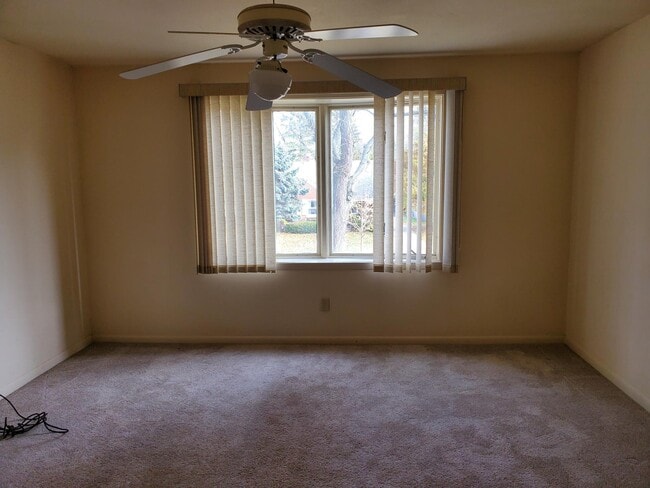 Building Photo - 6015 N Shoreland Ave