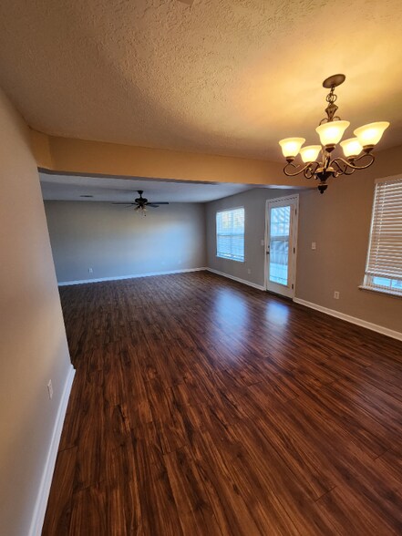 Building Photo - 713 Cannock Loop