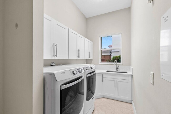Building Photo - 9586 Campi Dr