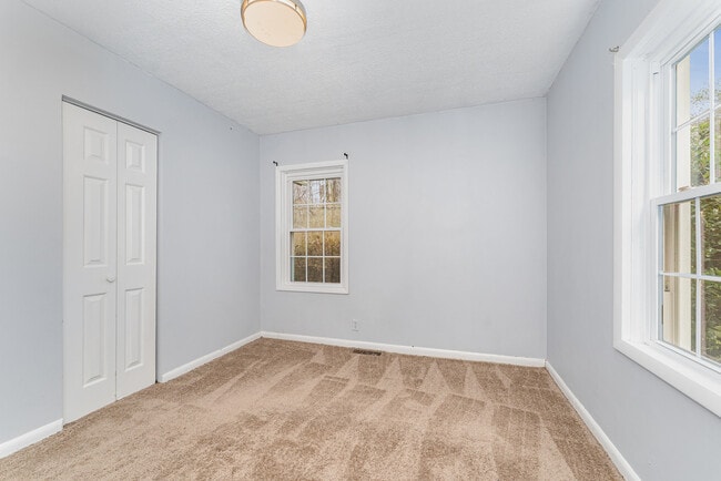 Building Photo - 7831 Summerfield Rd