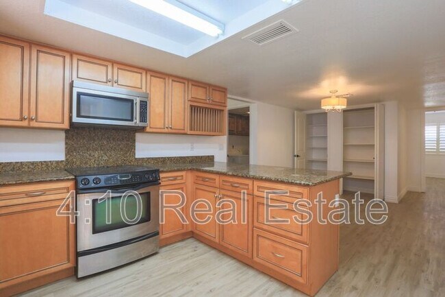 Building Photo - 951 E Leeward Ln