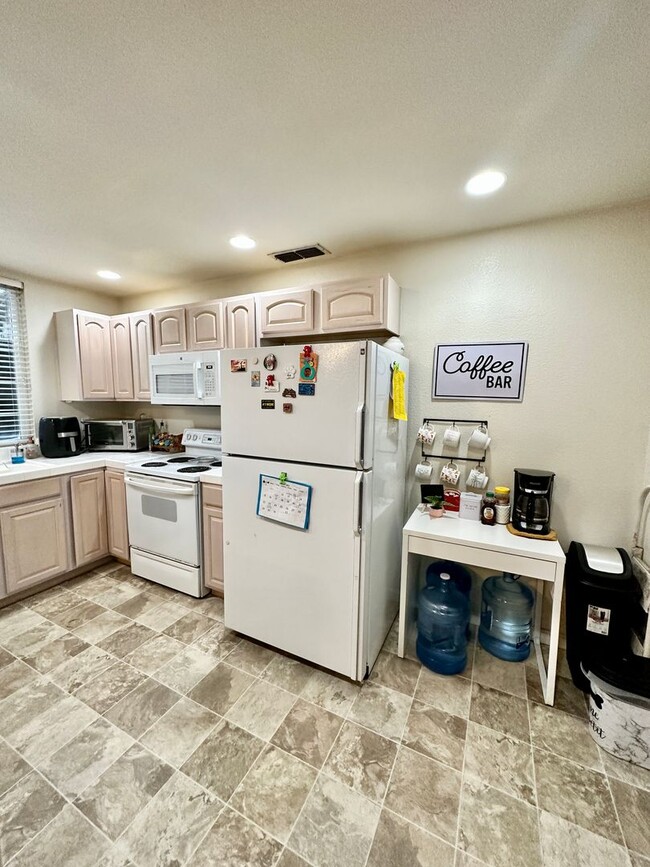 Building Photo - Davis - Centrally Located Home