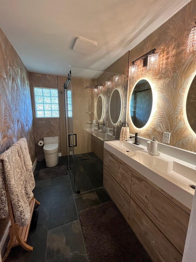 Building Photo - 556 SE 15th Ave