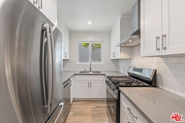 Primary Photo - 1250 N Crescent Heights Blvd