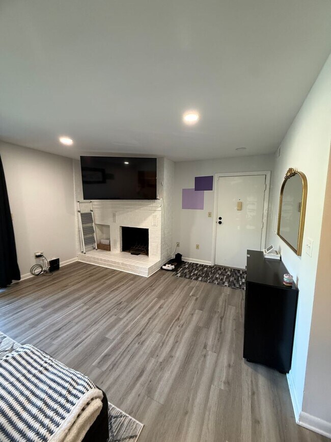 Building Photo - Fully Furnished Condo with community pool