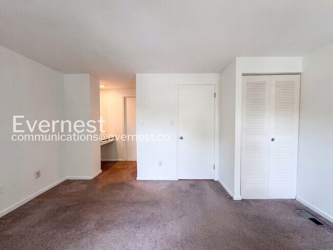 Building Photo - 2 Bed/2 Bath Town Home with Modern Amenities / Vouchers Accepted / Available Now!