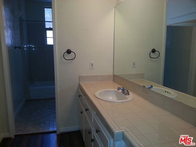 Building Photo - 5640 Franklin Ave