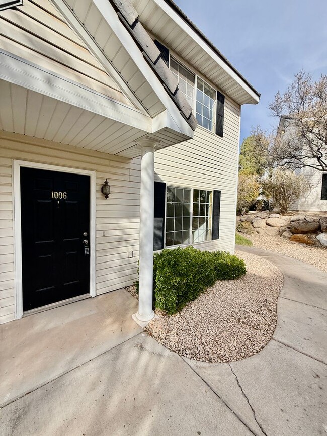 Building Photo - Remodeled 3-BR Lexington Townhome - End Unit