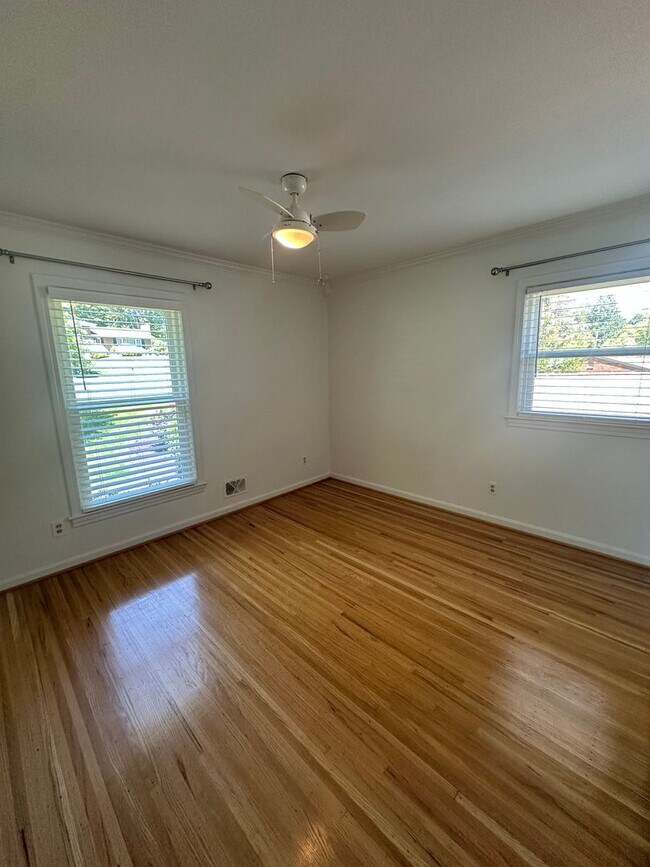 Building Photo - Charming Walk-Out Ranch in Sought-After Ba...