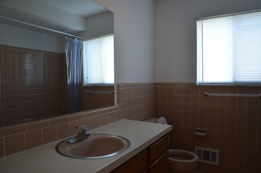 Bathroom - 5445 Chicago Rd