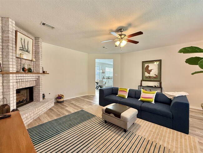 Building Photo - 2 Twin Feather Pl