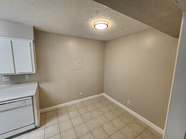 Building Photo - 9400 Roberts Dr