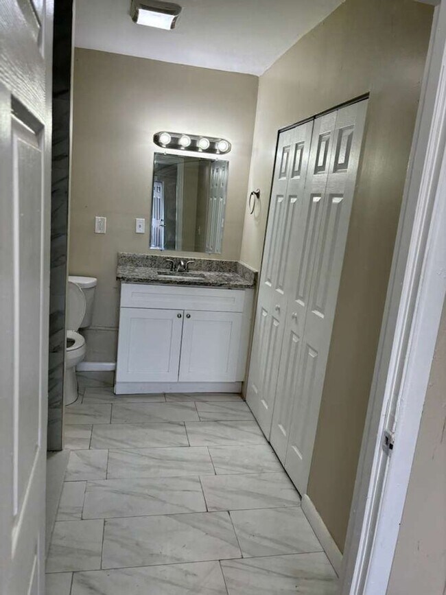 Building Photo - 1120 Union St S