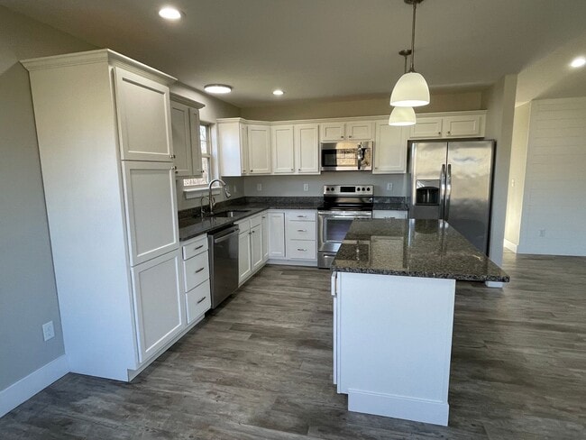 Building Photo - Built in 2020! 3 Bed 2 Bath w/ FENCE and UF Walk Out Basement