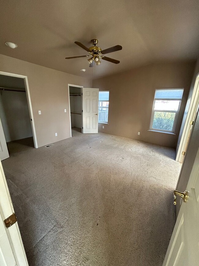 Building Photo - For Lease: 3BR/2BA Home with Spacious Yard...