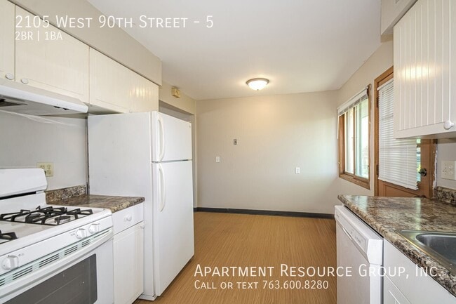Building Photo - 2105 W 90th St