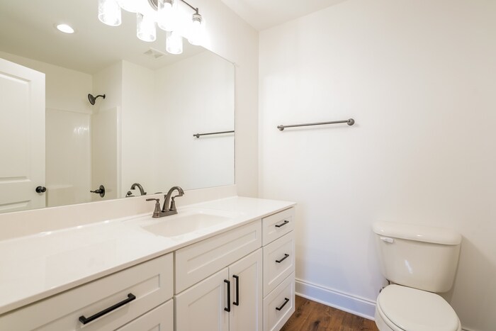 Building Photo - 658 19th Ave W