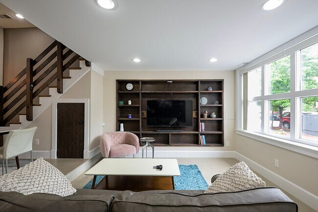 Building Photo - 717 F St NE