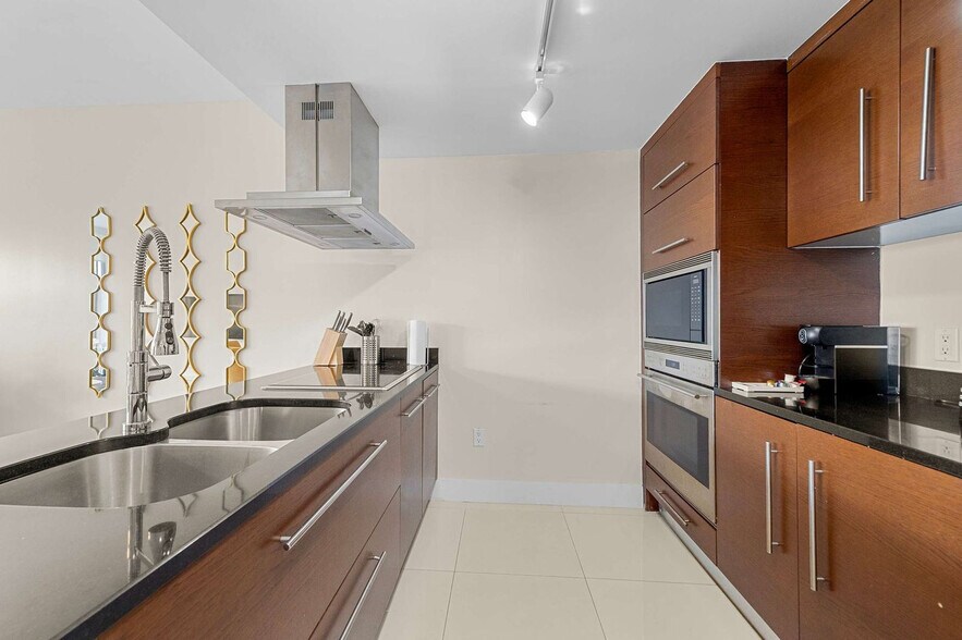 Building Photo - 485 Brickell Ave