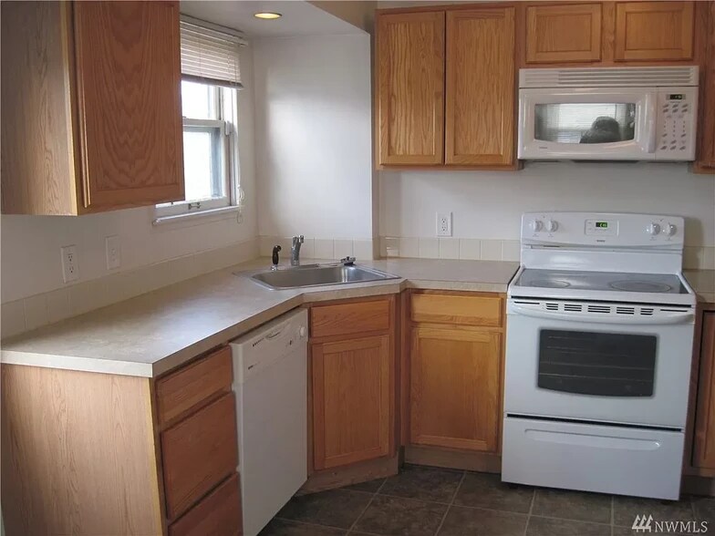 Kitchen - 420 N Mattson Dr