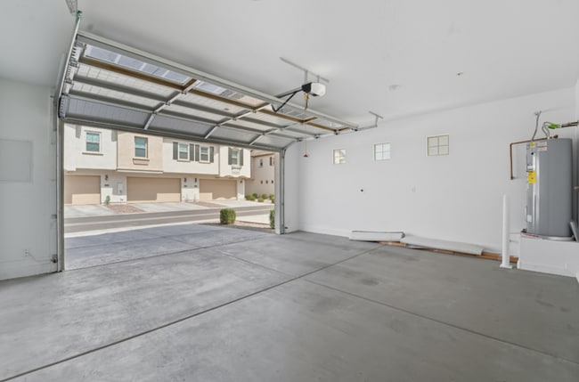 Building Photo - *Like Brand New Luxurious Modern 3 Bedroom 2 Bath Townhome in Warner Meadows!**