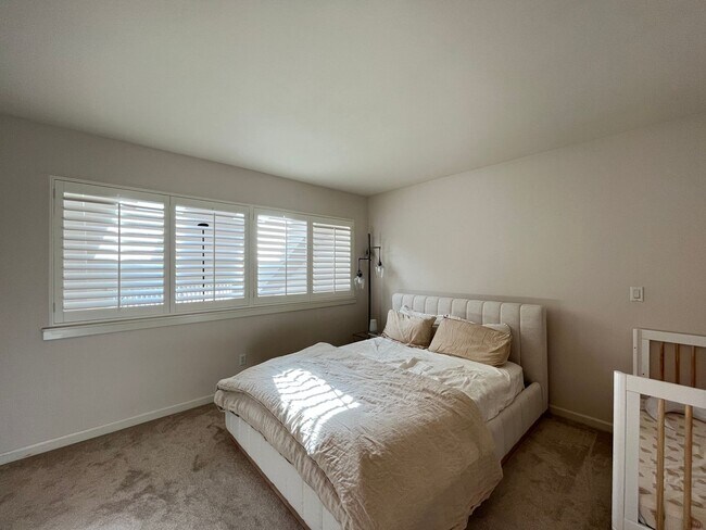Building Photo - Incredible Forrest Park Townhome!! 2 bedroom, 2 bath, HUGE attached Garage!
