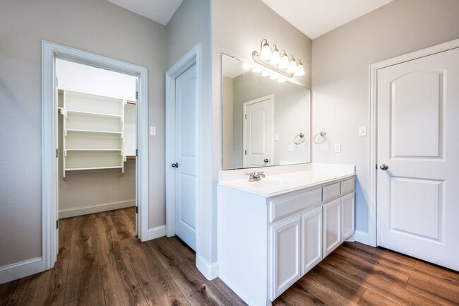 Building Photo - Exclusive 4 Bedroom • Lovely Backyard Spac...