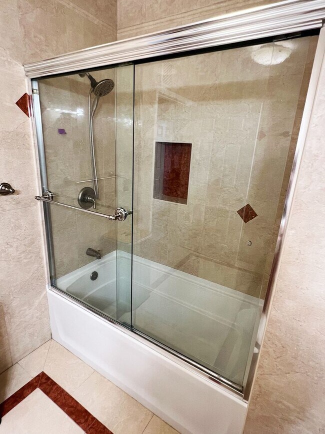 Building Photo - Beautiful 1 Bed/1 Bath Fully Furnished Lig...