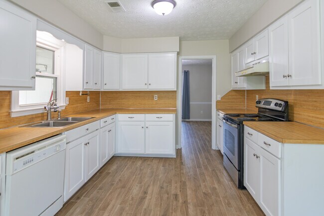 Building Photo - 1026 Denney Rd