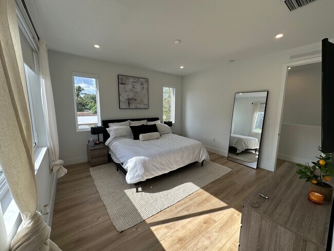 Building Photo - 2109 SW 18th Ave