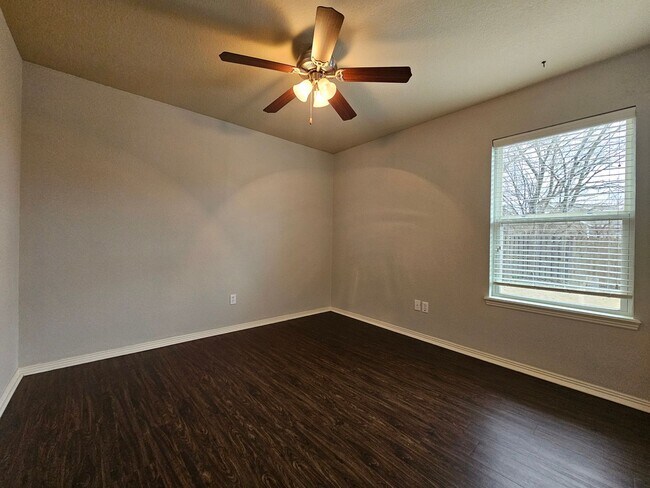 Building Photo - Quaint 3BR/2BA home close to UofA with large fenced yard! Low maintenance vinyl plank flooring!