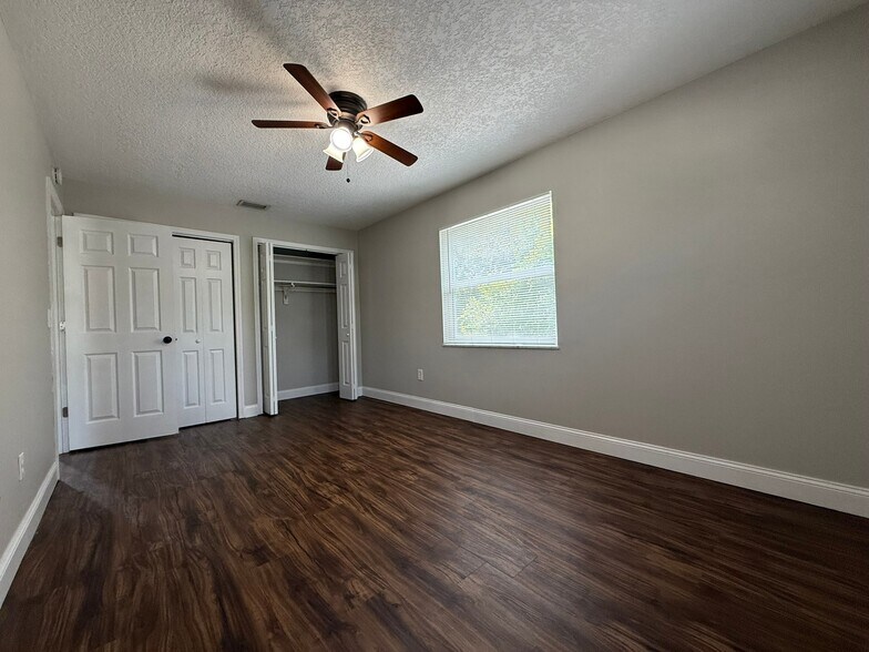 Building Photo - 2 Bed/1 Bath - Unit 8