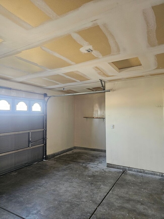 Building Photo - 3 Bedroom 2 Bath Orosi Home!