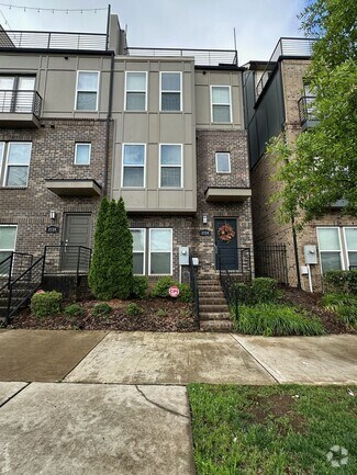 Building Photo - Stunning Townhome With Skyline Views!