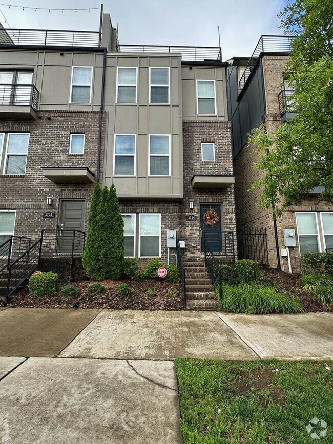 Building Photo - Stunning Townhome With Skyline Views!