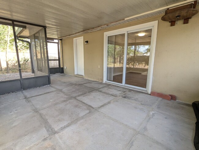 Building Photo - Great 3/2 with screen porch and fenced bac...