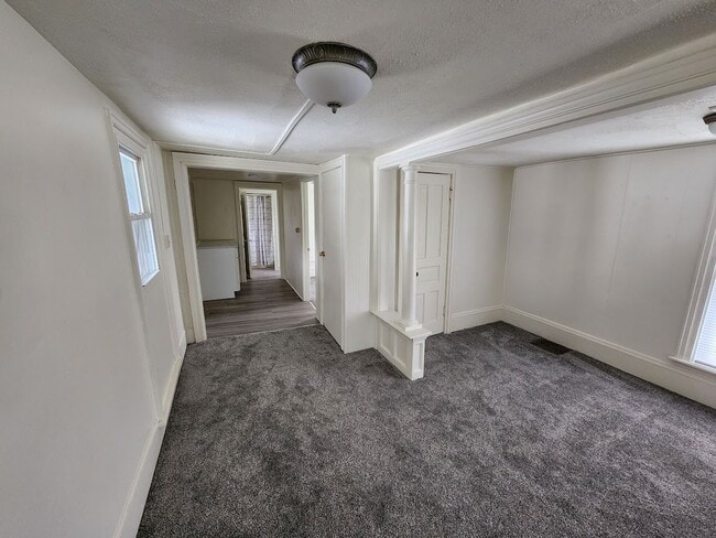Building Photo - Freshly Renovated 1-Bedroom-Convenient Loc...