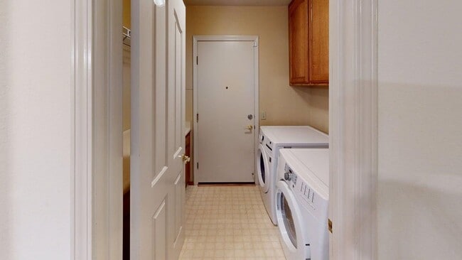 Building Photo - Well-maintained 3x2 single-family Windsor ...