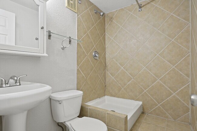 Building Photo - 3 Bedroom Townhome in University Neighborhood