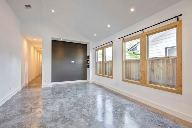 Building Photo - 907 Kern St