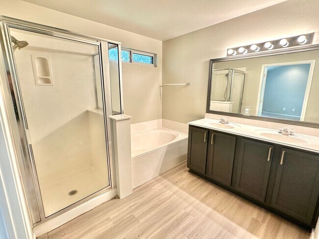 Building Photo - Stunning 4-Bedroom Home in the Desirable S...