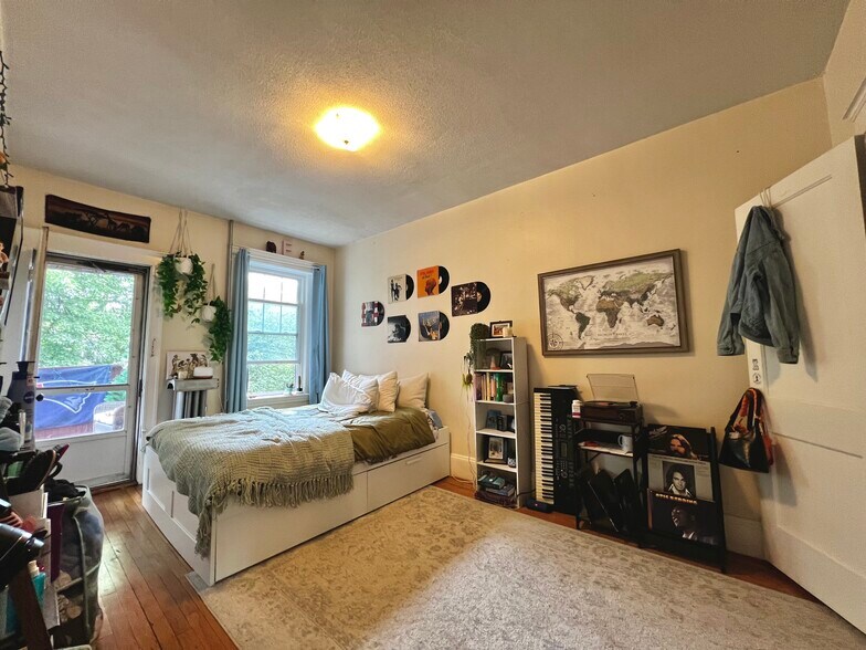 Building Photo - 164 Thorndike St